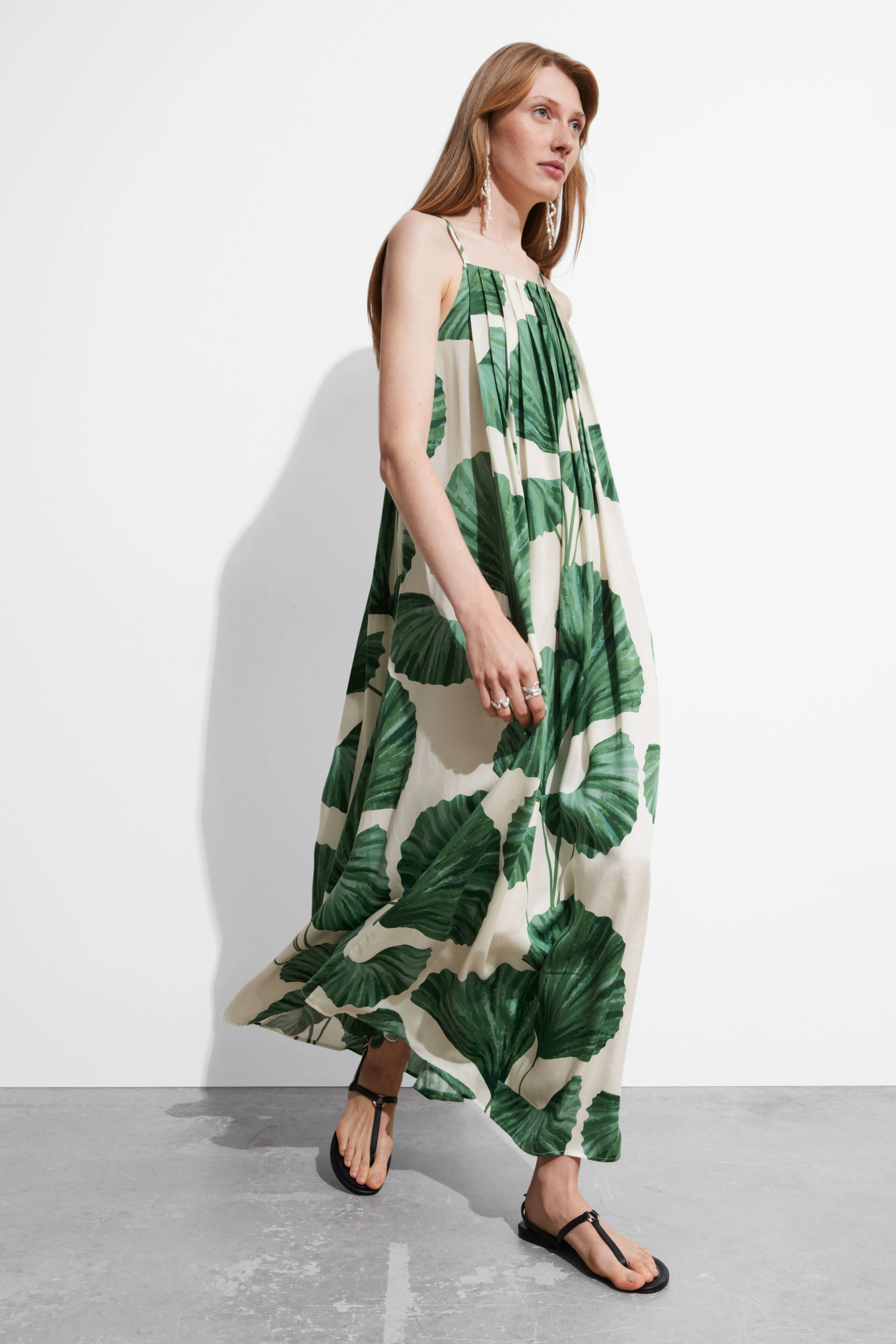 Pleated Halterneck Maxi Dress - Halterneck - Sleeveless - Green Florals - Ladies | H&M GB