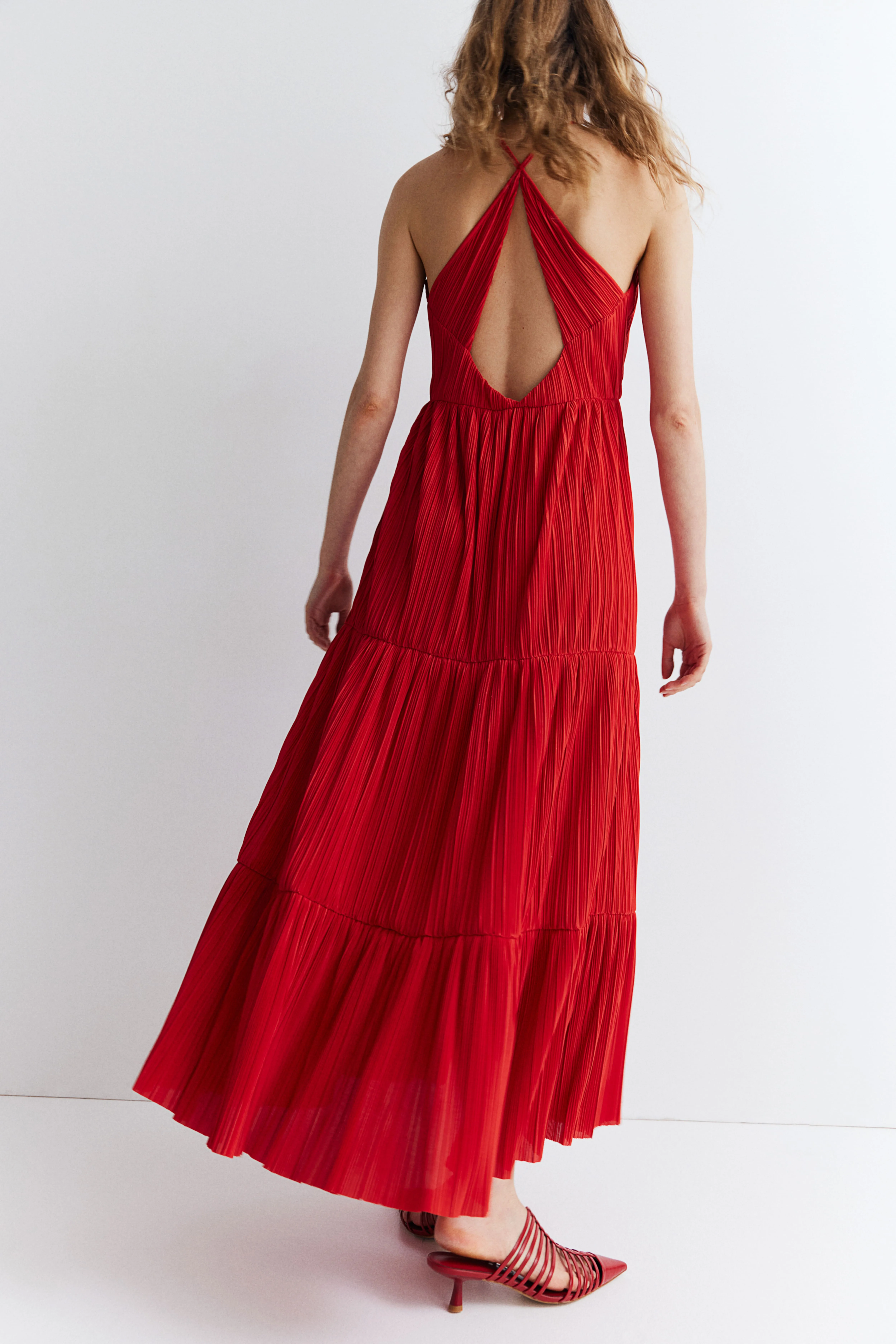 Plissé maxi dress - Halterneck - Sleeveless - Bright red - Ladies | H&M GB