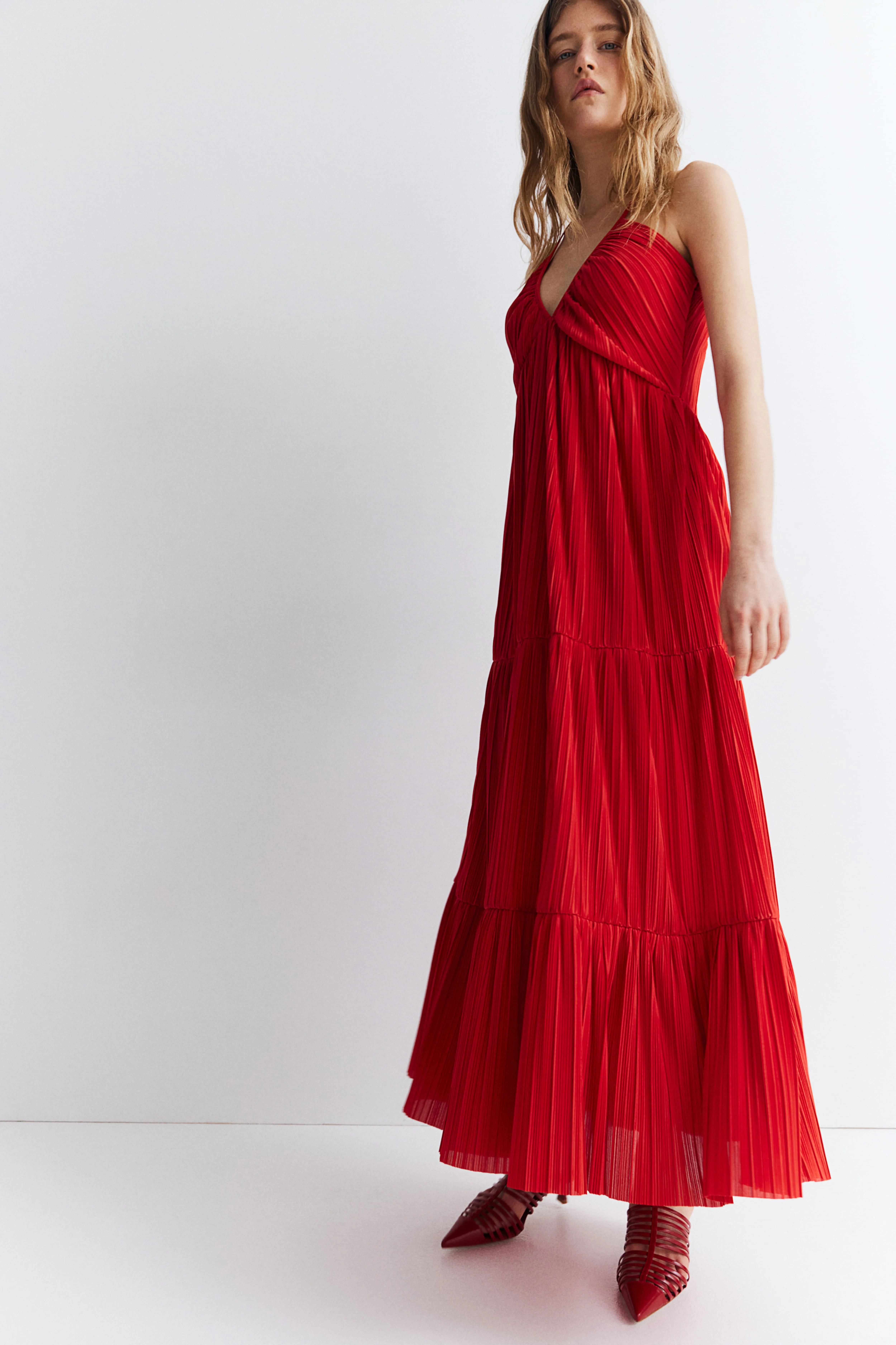 Plissé maxi dress - Halterneck - Sleeveless - Bright red - Ladies | H&M GB